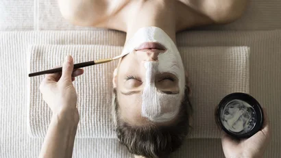 Donna che riceve una maschera viso in una spa con un pennello
