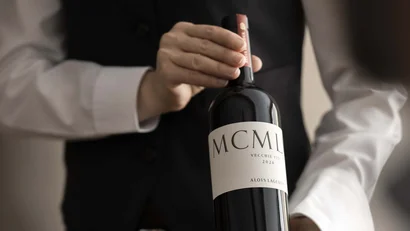 Cameriere che presenta una bottiglia di vino rosso MCML 2020